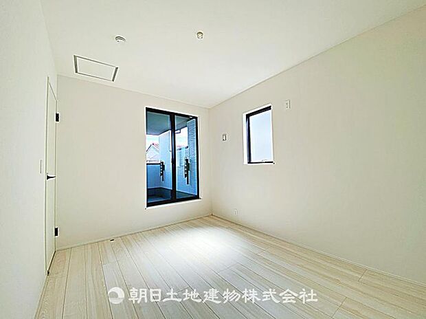 バルコニー付きの居室です。日差しが差し込み、室内を明るく保てるため、気持ちよく過ごせる空間です。