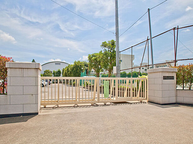 所沢市立狭山ヶ丘中学校まで徒歩31分2462m!距離がある分、お友達との通学の思い出をたくさん作れます。