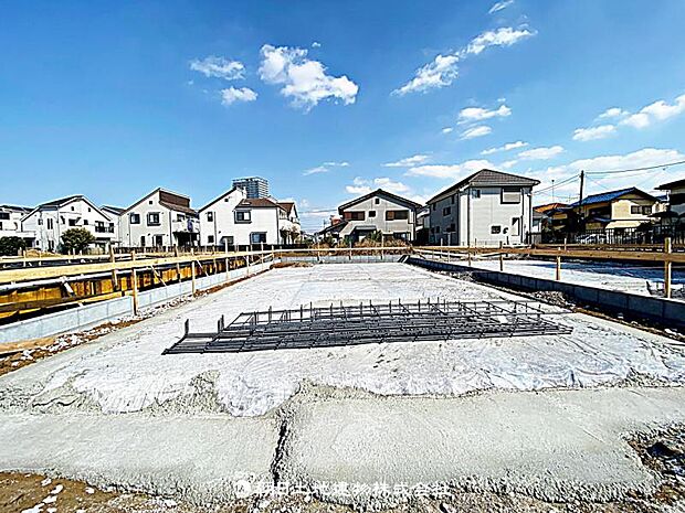 現在建築中の現場で工事進行中です。現地写真(2026年2月22日)をご覧ください。