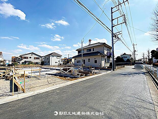 前面道路が広く、車の通行や駐車がしやすい立地です。開放感があり、快適に生活できる住まいです。