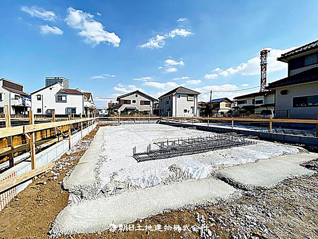 現在建築中の現場で工事進行中です。現地写真(2026年2月22日)をご覧ください。