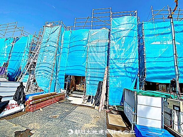 現在建築中の現場で工事進行中です。現地写真（2026年4月2日）をご覧ください。