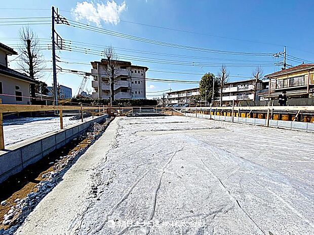 現在建築中の現場で工事進行中です。現地写真(2026年2月22日)をご覧ください。