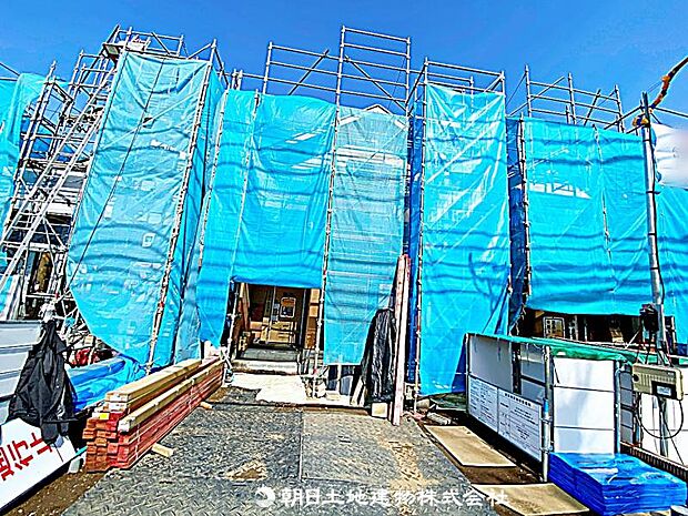 現在建築中の現場で工事進行中です。現地写真（2026年4月2日）をご覧ください。