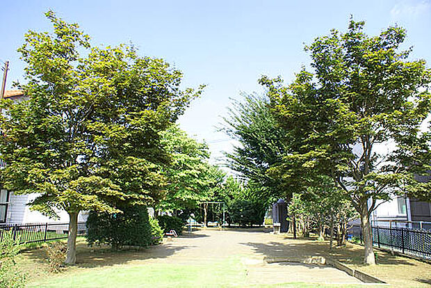 北山公園まで徒歩14分1042ｍ！子どもと遊んだり、読書やジョギングも楽しめる、毎日が快適な住環境です。