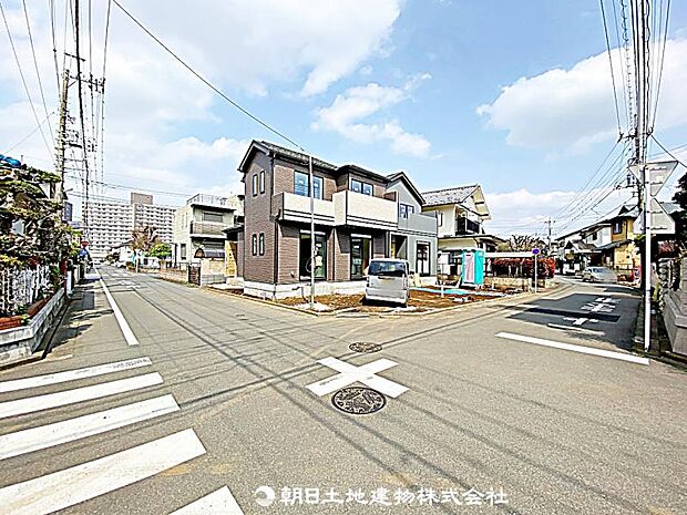 前面道路が広く、車の通行や駐車がしやすい立地です。開放感があり、快適に生活できる住まいです。