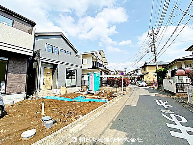 前面道路が広く、車の通行や駐車がしやすい立地です。開放感があり、快適に生活できる住まいです。