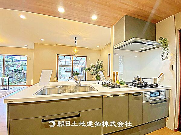 リビングを見渡せる対面キッチンです。調理中も家族との会話がしやすく、日常のコミュニケーションが広がります。