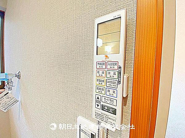 便利な浴室暖房乾燥機があります。雨天時でも洗濯物を乾かせ、入浴後の湿気対策にも役立つ快適な浴室設備です。