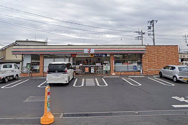 セブンイレブン 狭山笹井1丁目店まで徒歩6分412m!近くて便利。ちょっとした買い物もスムーズに行える住環境です。