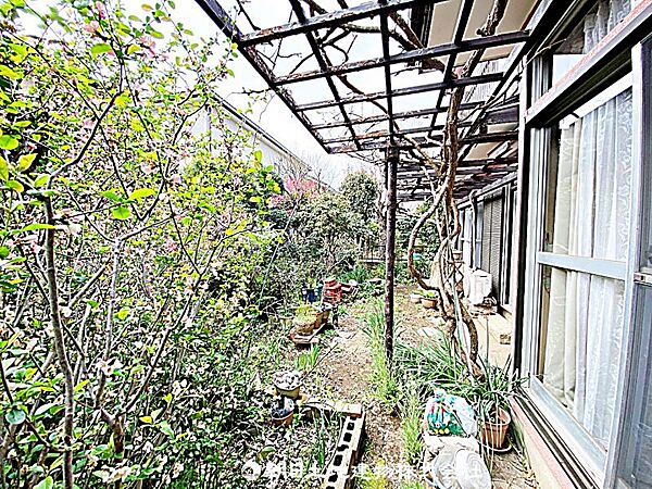 建築条件なしの更地で、自由なプランで建築可能です。現地写真（2026年3月30日撮影）をご確認ください。