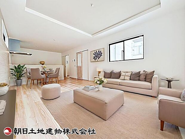 18帖確保されたゆとりあるリビングです。大型家具を置いても圧迫感が出にくく、日常使いから来客時まで幅広く対応できます。(家具等はCG加工です)