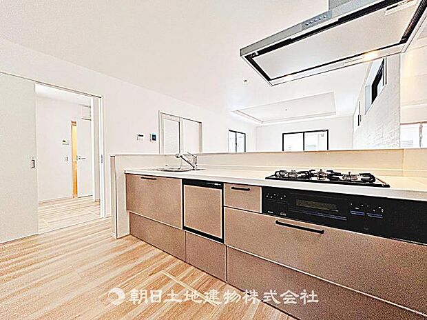 リビングを見渡せる対面キッチンです。調理中も家族との会話がしやすく、日常のコミュニケーションが広がります。