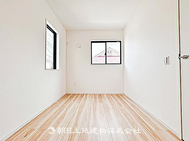 2面採光で明るく風通しの良い居室です。自然光が差し込み、居心地の良い快適な空間となっています。