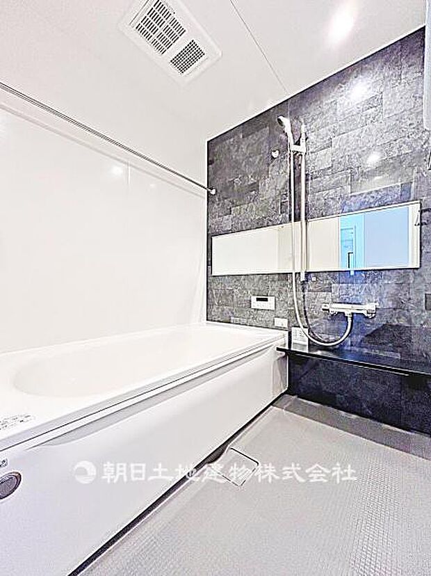 清潔感のあるユニットバスです。浴室と洗面が一体となっており、掃除がしやすく日常使いに便利な仕様です。