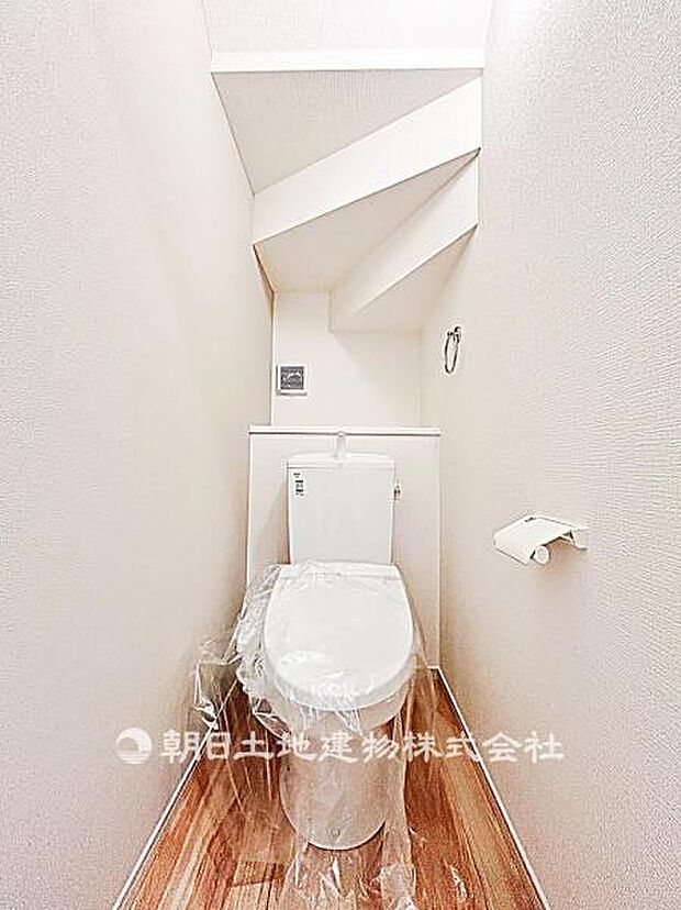 シャワートイレ付きのトイレです。快適性に配慮した設備で、毎日の使用を気持ちよくサポートします。