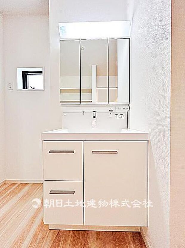 収納力のある3面鏡付き洗面台です。身支度がしやすく、洗面用品もすっきり片付けられる実用的な空間です。