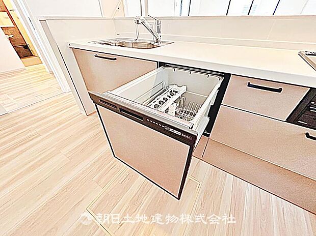食洗器が備わったキッチンです。家事の効率が上がり、時間を有効に使えるため、快適で便利な生活をサポートします。