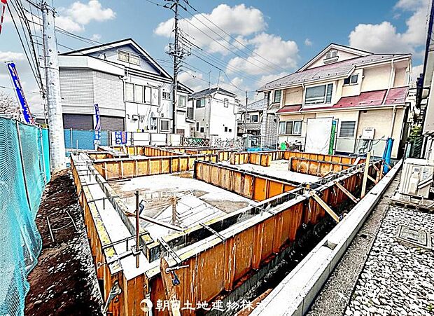 現在建築中の現場で工事進行中です。現地写真（2026年4月6日撮影）をご覧ください。