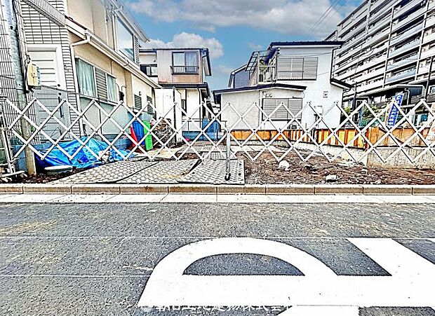 現在建築中の現場で工事進行中です。現地写真（2026年4月6日撮影）をご覧ください。