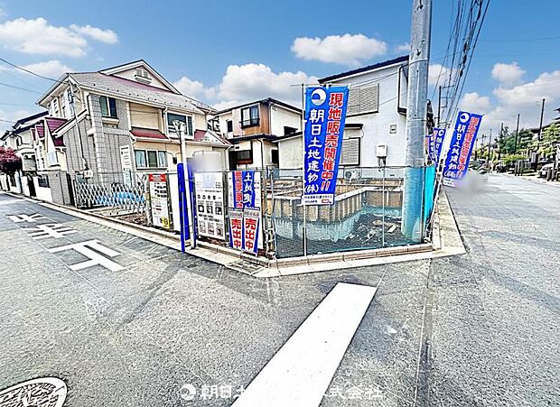 現在建築中の現場で工事進行中です。現地写真（2026年4月6日撮影）をご覧ください。