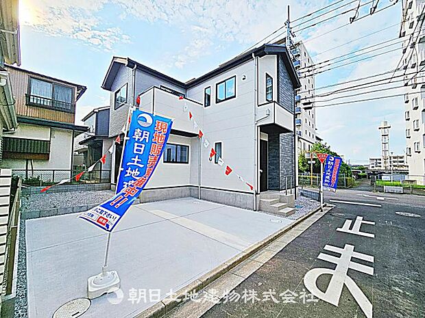 駐車場は便利な2台分ございます。車の出し入れがしやすく、家族や来客の車も安心して駐車できる快適な空間です。