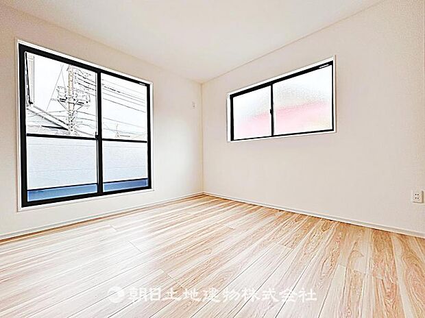 バルコニーに面した明るい居室です。採光が良く風通しも良いため、開放感のある快適な空間となっています。
