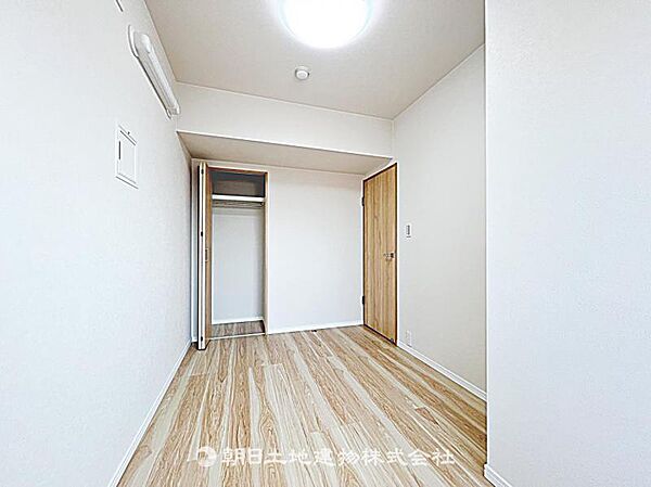 【居室】主寝室として使える洋室です。家具配置がしやすく、就寝スペースとして快適に利用できます。