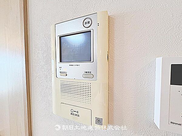 便利なTVモニター付きインターホンです。来客を画面で確認でき、安心して応対できる、防犯性の高い設備です。