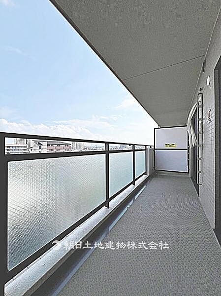 【バルコニー】バルコニー付きの住まいです。日差しが差し込み、風通しも良く、洗濯やおうち時間を快適に過ごせます。