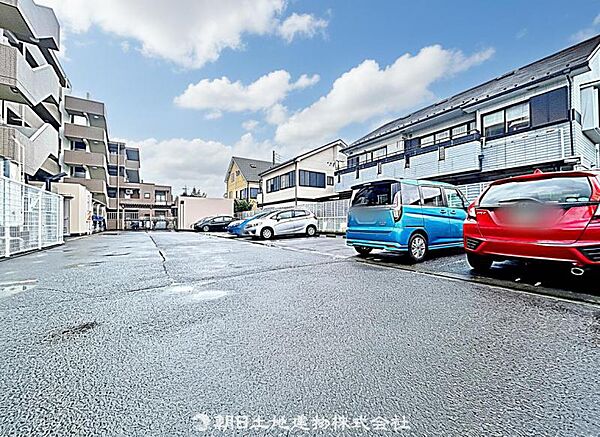 【駐車場】駐車場に加え、自転車も置けるスペースがあります。家族の車や自転車を整理でき、生活動線も快適な空間です。