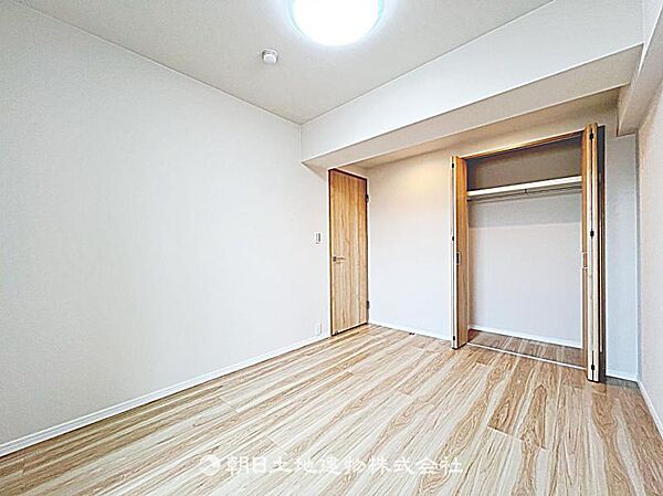 【居室】子供部屋に適した洋室です。プライベート空間を確保でき、学習や休息に集中しやすい環境です。
