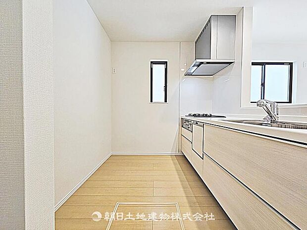 キッチン背面にゆとりのあるスペースです。冷蔵庫や収納を配置しやすく、家事動線がすっきり整います。