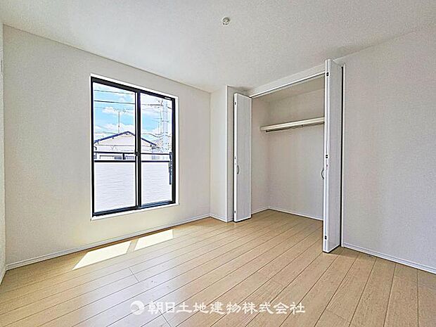 【居室】明るさを確保した居室です。日差しが届きやすく、毎日の生活を快適に過ごせる居心地の良い空間です。