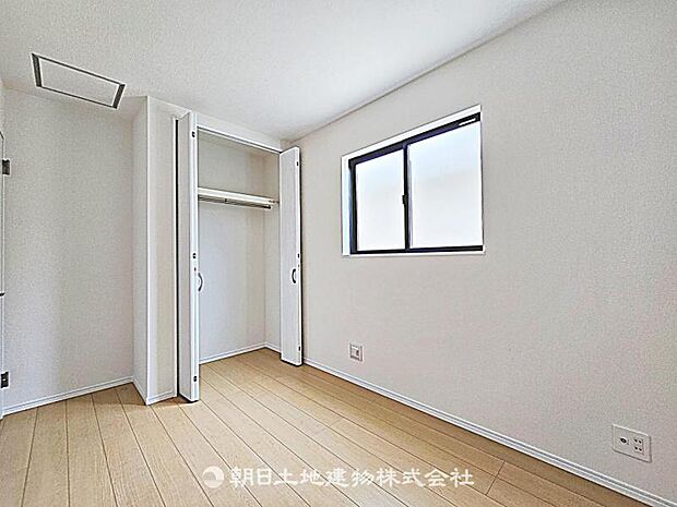 【居室】明るさを確保した居室です。日差しが届きやすく、毎日の生活を快適に過ごせる居心地の良い空間です。