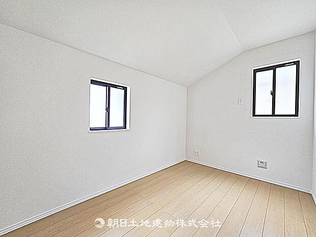 【居室】2面採光で明るく風通しの良い居室です。自然光が差し込み、居心地の良い快適な空間となっています。