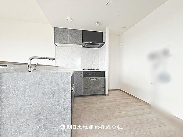 キッチン背面にゆとりのあるスペースです。冷蔵庫や収納を配置しやすく、家事動線がすっきり整います。