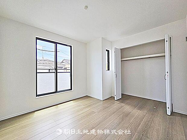 【居室】広い収納スペースを確保した居室です。日常の荷物をすっきり片付けられ、快適に過ごせる空間です。 