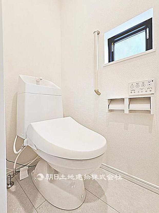 【トイレ】シャワートイレ付きのトイレです。快適性に配慮した設備で、毎日の使用を気持ちよくサポートします。