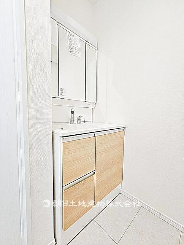 【洗面所】収納力のある3面鏡付き洗面台です。身支度がしやすく、洗面用品もすっきり片付けられる実用的な空間です。 