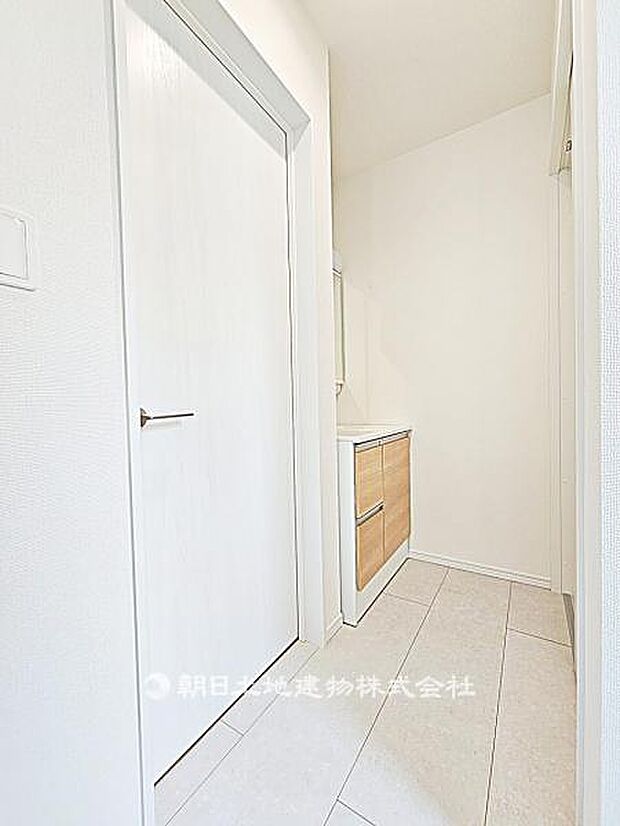 使いやすい広さの脱衣場です。洗面台と洗濯機置場がまとまり、日常生活に支障なく使える実用的な空間です。