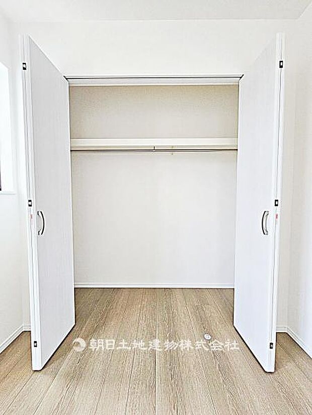 【収納】たっぷり収納できるスペースです。衣類や小物を整理しやすく、居室を広く使える快適な設計となっています。