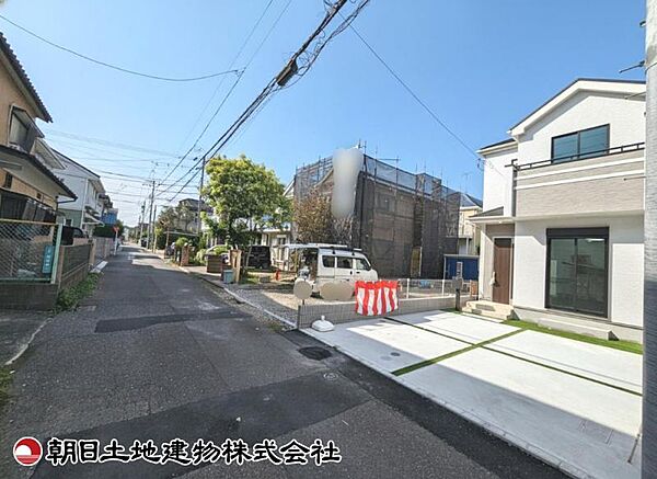 道路幅は狭いですが、交通量が少なく安全です。落ち着いた環境で、快適に生活できる住まいです。