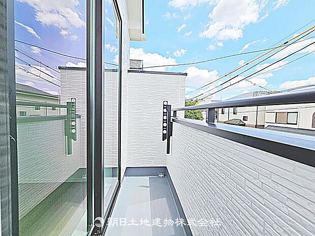 【バルコニー】バルコニー付きの住まいです。日差しが差し込み、風通しも良く、洗濯やおうち時間を快適に過ごせます。