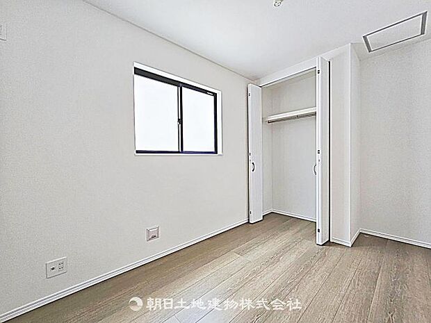 【居室】明るさを確保した居室です。日差しが届きやすく、毎日の生活を快適に過ごせる居心地の良い空間です。
