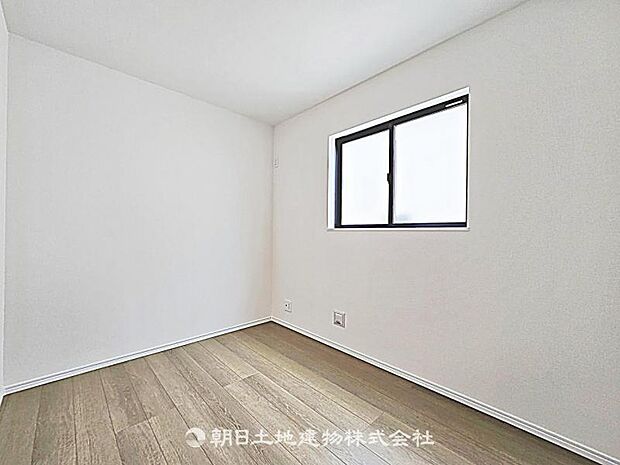 【居室】明るさを確保した居室です。日差しが届きやすく、毎日の生活を快適に過ごせる居心地の良い空間です。 