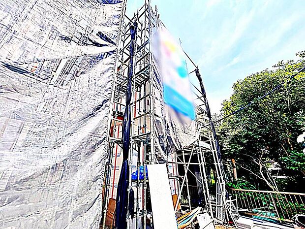 現在建築中の現場で工事進行中です。現地写真（2026年5月15日撮影）をご覧ください。