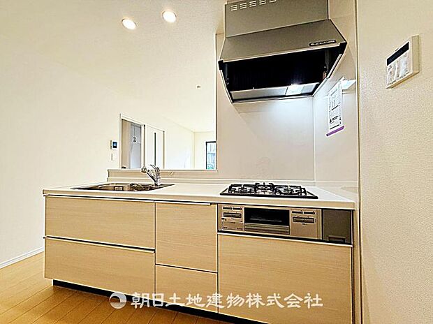 リビングを見渡せる対面キッチンです。調理中も家族との会話がしやすく、日常のコミュニケーションが広がります。