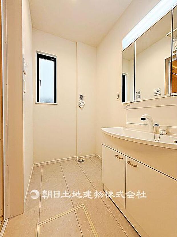 使いやすい広さの脱衣場です。洗面台と洗濯機置場がまとまり、日常生活に支障なく使える実用的な空間です。