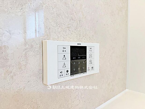 追い炊きパネル付きで、お湯の温度や量を簡単に調整可能です。家族が快適に入浴できる便利な設備です。